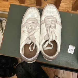 Women’s tennis shoes